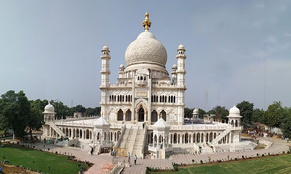 Dayal Bagh, Temple